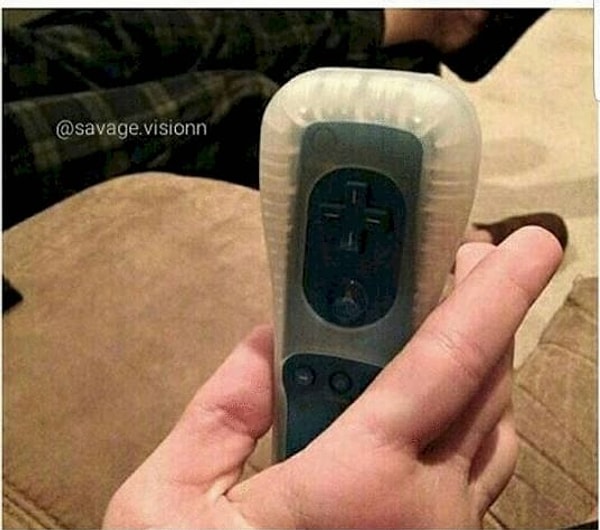 9. Просто рука, просто держит пульт. Вот только рука эта вывернута 😆