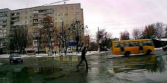 Парень из Украины умело показал, что делать, если зимой вы споткнулись и падаете