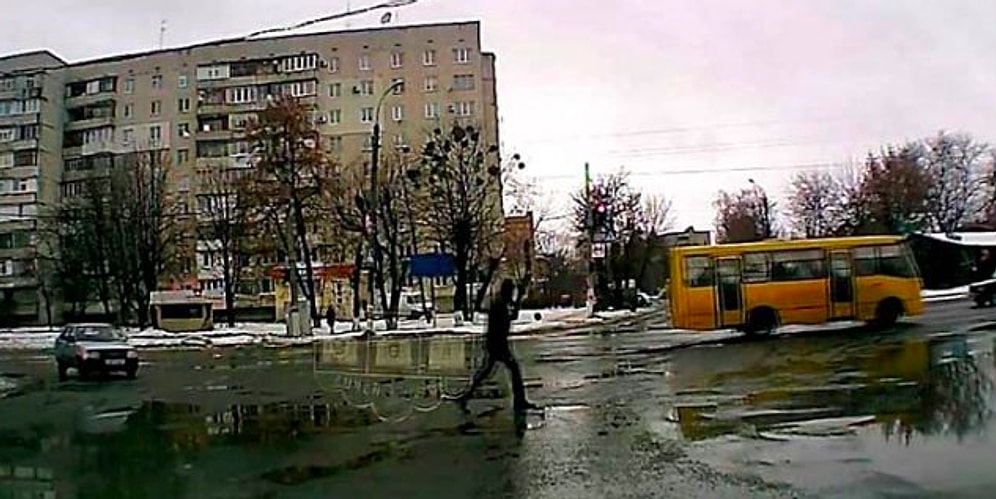 Парень из Украины умело показал, что делать, если зимой вы споткнулись и падаете