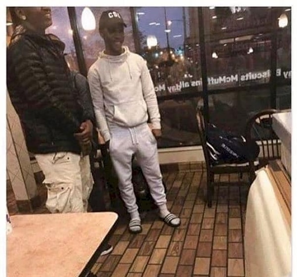 15. Нет, дело вовсе не в том, что парень надел шлепки с носками. Хотя это и правда ужасно 😉