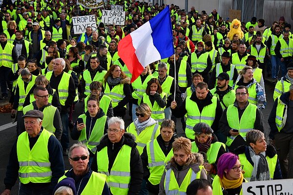 Fakat olayın “Sarı Yelekliler” eylemleri sırasında gerçekleştiği iddiası doğru değil. Macron’un kafasına yumurta isabet ettiğini gösteren bu video, 1 Mart 2017’de Macron henüz cumhurbaşkanı adayı iken seçim çalışmaları sırasında çekilmiş.