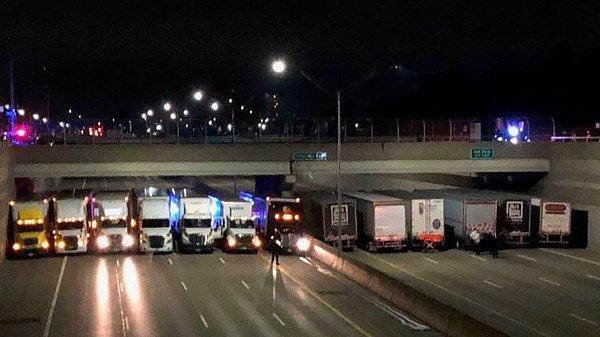 3. Amerika'da 13 kamyon şoförü, intihar etmeye kalkan adamı engellemek adına araçlarını yan yana park ettiler.