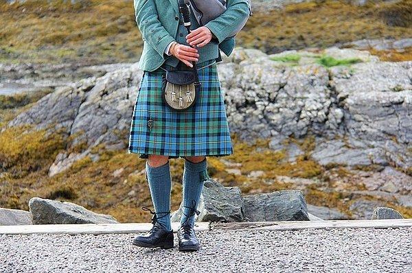 7. İskoçya'da erkeklerin üniformalarının bir parçası olarak İskoç eteği giydikleri bir okul var.