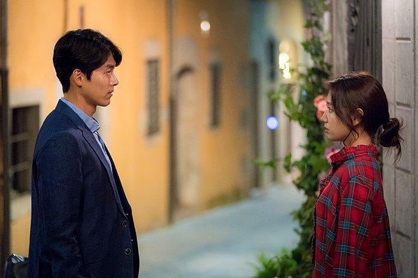 Bu yıkık dökük pansiyonun sahibi ise Park Shin Hye'nin hayat verdiği Jung Hee Joo. İkilinin ilk karşılaşması pek de hoş sayılmaz çünkü içler acısı haldeki Bonita, Jin Woo'da aşırı sinir yapıyor.