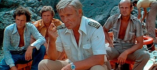 1. Это кадр из знаменитого советского боевика "Пираты XX века". Сколько человек пришло посмотреть картину?