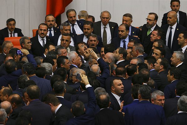 Karşılıklı laf atmaların ardından tartışmanın büyümesi üzerine AKP milletvekilleri, İYİ Parti grubunun bulunduğu sıralara doğru yöneldi.