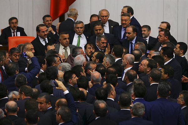 TBMM Başkanı Binali Yıldırım, birleşime ara verdi. Bu sırada bazı CHP milletvekillerinin araya girerek tartışmayı önlemeye çalıştı.