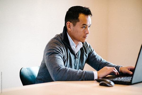 16. Чем он зарабатывает на жизнь?