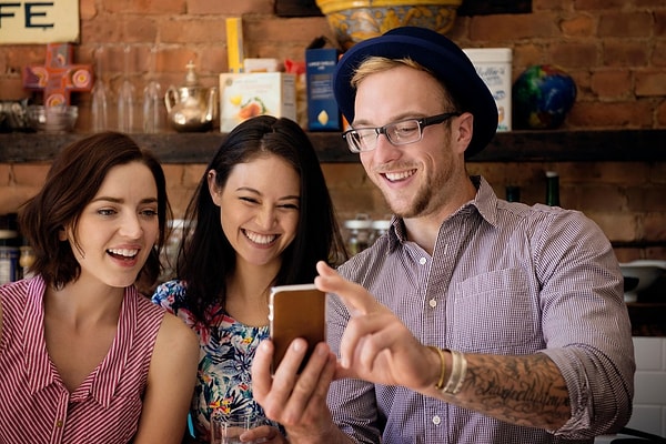 18. У него много друзей-женщин?