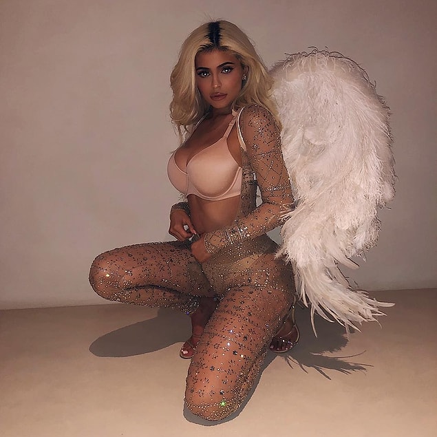 Kylie, genç bir girişimci, reality şov kahramanı ve sosyal medya fenomeni olarak adeta kitleleri peşinden sürüklüyor.