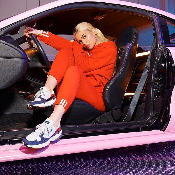 Kylie'nin son bombası ise 90'larda hayatımızn baş köşesine koyduğumuz stilimizi tek parçada özetleyen adidas Falcon ayakkabılar!
