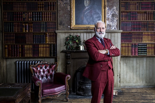 В общем, мораль рекламной кампании: "Возраст - всего лишь цифра, ребята!" И выбранный на роль Санты актер доказывает это всем своим видом.