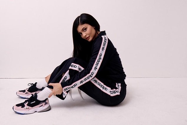 E haliyle Kylie ne yapsa, ne giyse trend oluyor. Tek başına koskoca moda sektörüne yön veriyor.