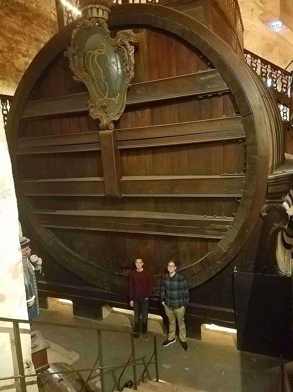 6. Bu gördüğünüz dünyanın en büyük şarap fıçısı. 1751'de yapıldı ve 220 litre şarap alıyor.
