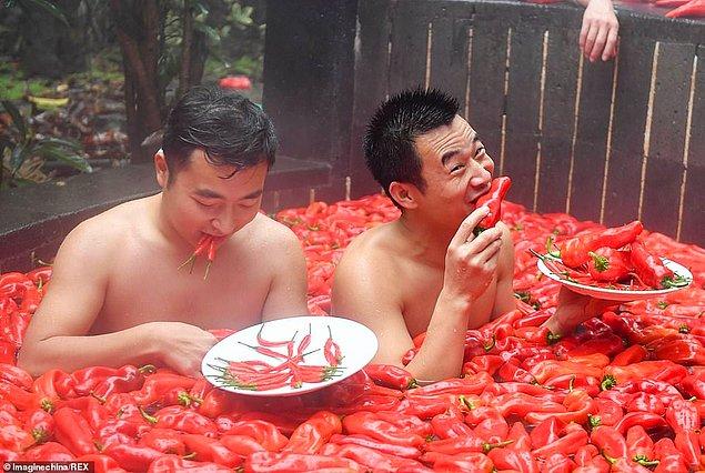 Geçtiğimiz yıl da düzenlenen acı biber yeme yarışmasının kazananı, 1 dakika içinde 50 acı biber yiyerek Tang Shuaihui olmuştu.