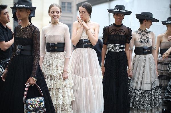 Hadise'nin seçim yaptığı Dior Resort 2019 koleksiyonu da bu akımı devam ettiriyor.