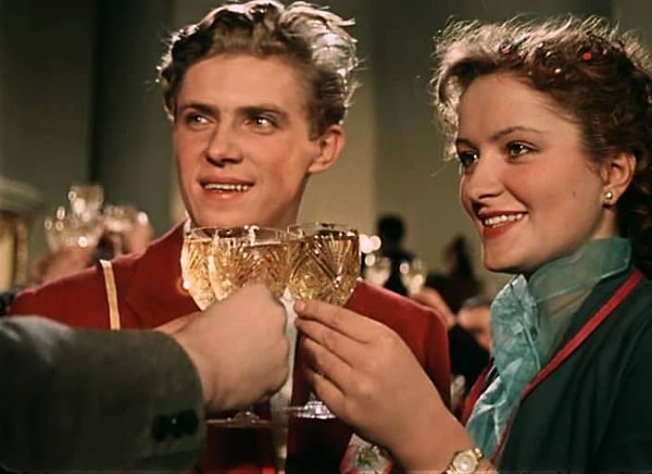 5. Закончите цитату: «Вы, наверное, думаете, что они только мороженое подают, а они подают…»