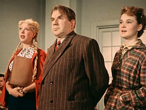 1. Кто является режиссером "Карнавальной ночи"?