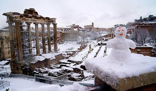 23. İtalya'nın başkenti Roma'ya 2012'den bu yana ilk kez kar yağdı. Okulların tatil edildiği kentte ulaşımda aksaklıklar yaşanırken yolları temizlemek için ordu göreve çağrıldı.