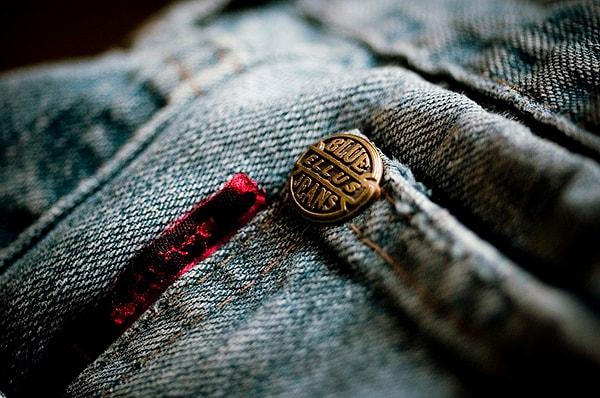 1. Kot pantolonlarınızdaki küçük düğmelerin ne işe yaradığını hiç merak ettiniz mi?