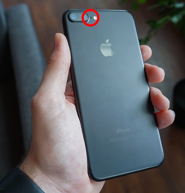 12. iPhone kameralarının yanında bulunan küçük nokta flaş değildir.