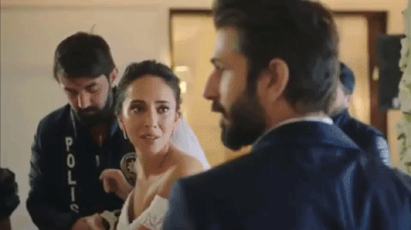 Fakat her şey ortaya çıktı ve Arzu'nun katilinin Burcu olduğu öğrenildi. Burcu, hem ihaneti ortaya çıkmasın hem de canından olmasın diye Emre'yi kurtarmıştı.