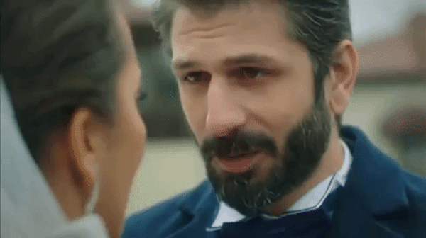 Polisler Burcu'yu götürürken mikrofona "Evet!" diyen Emre hepimizi duygulandırdı. Onu bekleyeceğini, yalnız kalmayacağını söyledi. Burcu da sonunda sevilmeyi tatsın artık...