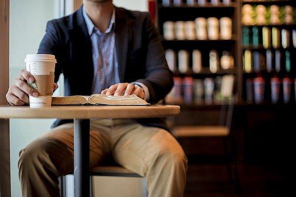 12. Araştırmacılar, Kuzey Çin'deki Starbucks müşterilerinin sandalyelerini yola, Güney Çin'deki müşterilerin ise birbirlerine çevirerek oturduğunu keşfettiler.