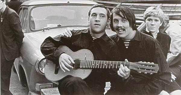 8. Цитата «Если друг оказался вдруг и не друг, и не враг, а так» стала фразеологизмом. Из какой она песни?