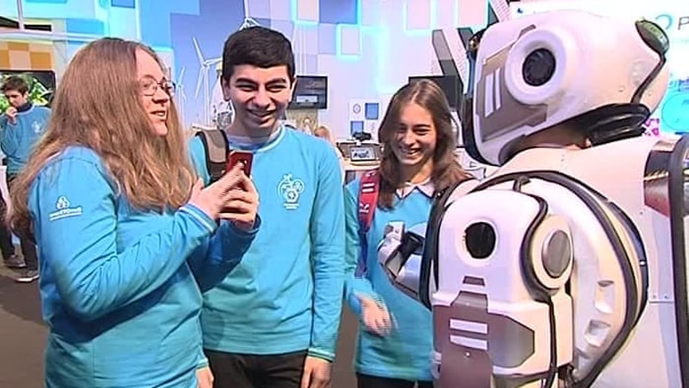 Rusların Öve Öve Bitiremediği 'İleri Teknolojik Robot', Meğerse Kostüm Giymiş İnsanmış!