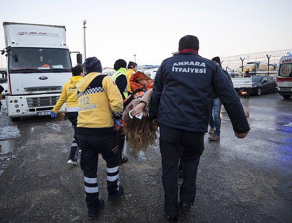 Yaralılar ambulanslarla bölgedeki hastanelere kaldırıldı.
