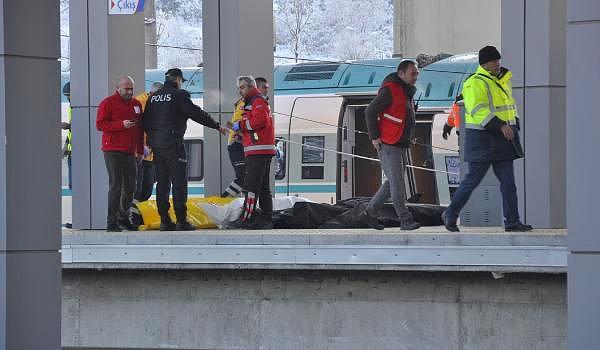 Ankara Valiliği: "Marşandiz istasyonuna girişi esnasında raylarda bulunan kılavuz tren ile çarpıştı"
