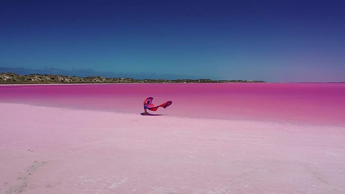 Pembe Gölün Üzerinde Uçurtma Sörfü Yapan Kadının Muhteşem Görüntüleri