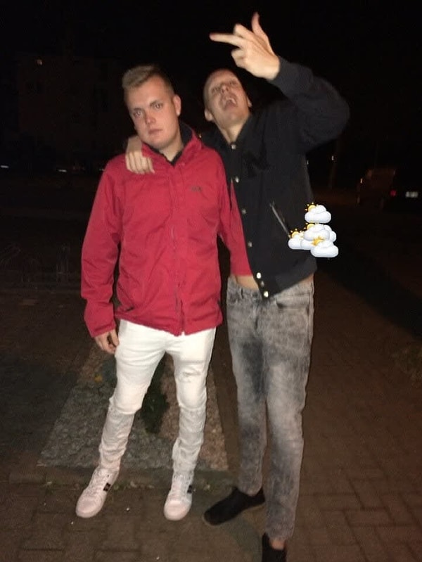 1. Нет, этот парень не засунул свою руку куда не следует, это вам показалось :)