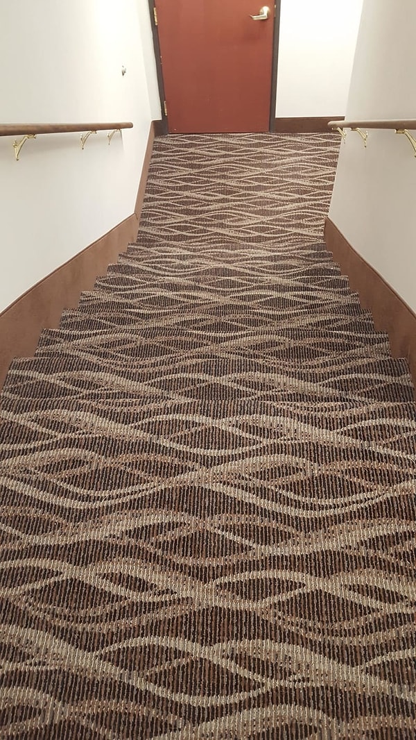 15. И кто выбирает ковролин для этих лестниц?