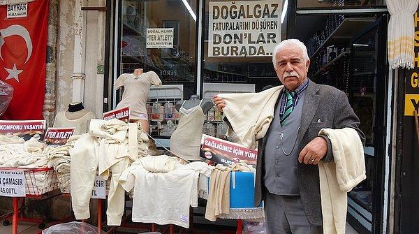 Cumhuriyet Caddesi'nin köklü esnafından Naci Bağcı, soğuk kış aylarında müşterilerin yün çamaşır tercih etmesi için dikkat çeken bir yola başvurdu.