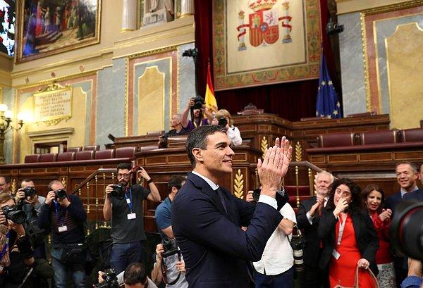 53. İspanya'da hükümet düştü ve sosyalistler yeniden iktidara geldi. Ülkenin genç demokrasi geçmişinde ilk defa bir başbakan güven oyuyla görevini kaybetti. Yeni başbakan Pedro Sánchez oldu.