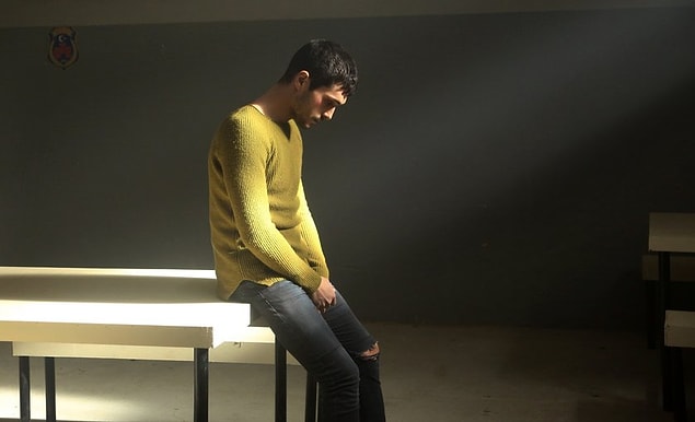 Annesinden sonra da Kadir geldi ziyarete, Kerem'e harçlık verdi. Yaşadıkları yüreğine nasıl oturduysa artık dönünce bütün koğuşu darmaduman etti.
