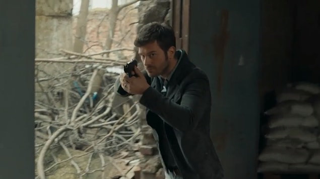 Kadir ise Aylin'e ulaşmak için Veli’nin adamının peşine düştü. Tam adamı vuracaktı ki bir kurşun geldi. Kurşun Veli'ye aitti.
