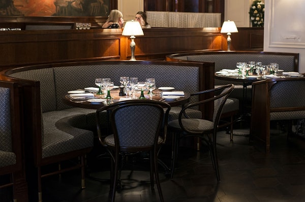 4. Уединенные/огороженные столы