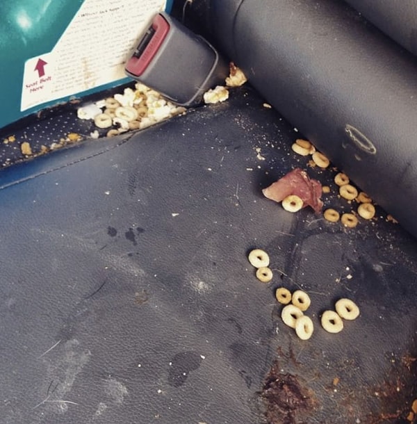 4. Хрустяшки, засохший бекон и нечто подозрительно смахивающее на засохшую какашку...