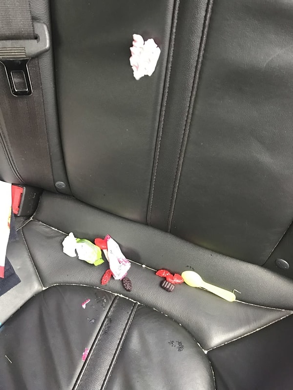 5. Жвачка, какие-то брызги и полусъеденные мармеладки в кажущейся чистой машине