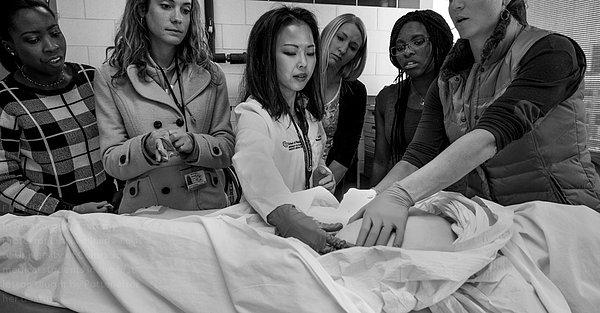 Ölümünden kısa bir süre sonra onu tanıyan tıp öğrencileri, Sue'nın kadavrasını inceliyor. Bu aşamadan sonra Sue'nun naaşının dondurulması gerekiyordu.