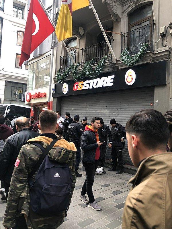 İstiklal Caddesi’ndeki GS Store mağazasına saldırdı.