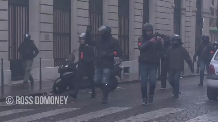 Sarı Yelekliler Protestoları Sırasında Tanıdık Çıkan Polis ve Protestocunun Selamlaştığı Anlar