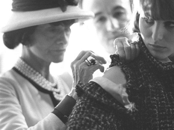 1939 yılında 2. Dünya Savaşı nedeniyle Chanel, butiklerinin hepsini kapattı ve bir süre İsviçre'de yaşadı. Tasarımlarını evinde dikerek hayatını sürdürdü.