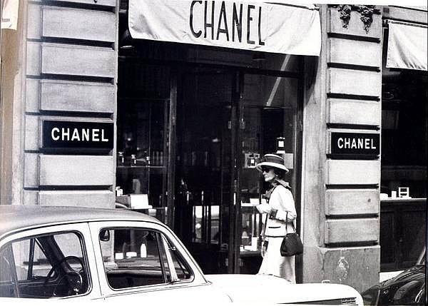 1910 yılına geldiğinde Coco Paris'te tam 21 tane şapka dükkanına sahipti. Ardından da lüks ve kişiye özel kıyafet tasarımları geldi. Chanel markası gittikçe büyüyordu.