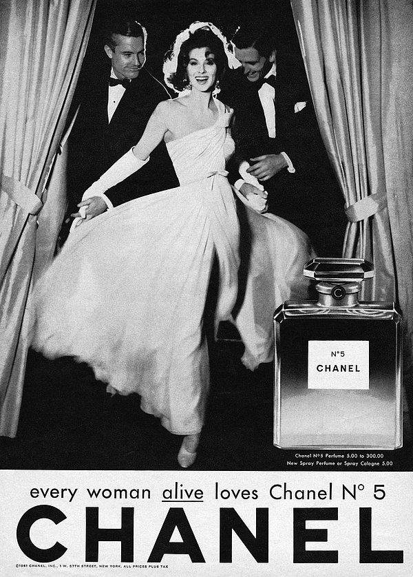 Chanel'in dillere destan No: 5 parfümü bu zamanda ortaya çıktı. Yaratıcısı Ernest Beaux, Chanel’e 1-5 arası ve 20-24 arası olmak üzere iki seri sundu. Chanel, uğurlu sayısı olan 5’i tercih etti.