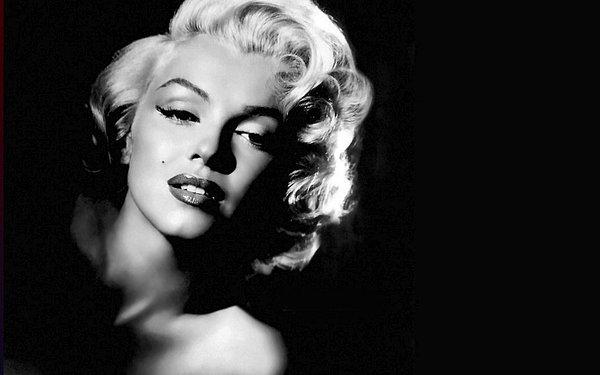 Chanel No:5 asıl çıkışını ise Marilyn Monroe ile yaptı. Bir röportaj sırasında Monroe, “Uyumak için ne yaparsınız?” sorusuna “No:5’in bir damlasını koklamam yeterli.” şeklinde cevap verdi.
