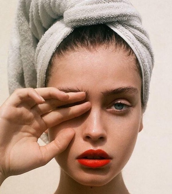 2. Да, девочки, если вы хотите отлично выглядеть благодаря всего одному штриху в своем образе, вам нужно использовать красную помаду!